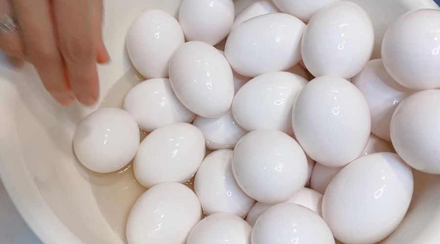 Ngâm trứng với hỗn hợp giấm rượu